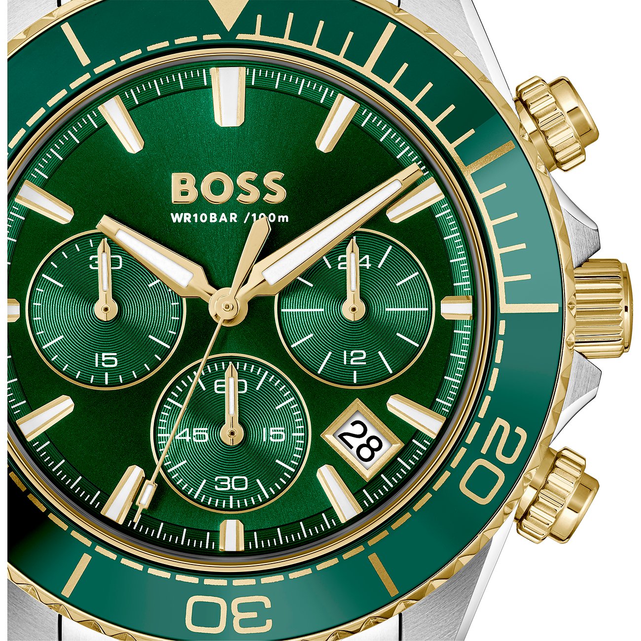 Nahaufnahme einer Boss Herrenuhr aus Edelstahl/Aluminium mit grünem Zifferblatt, drei Chronographen und goldenen Akzenten.