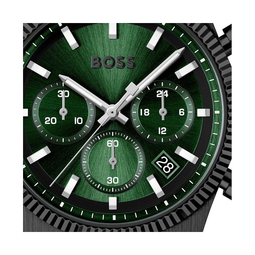 Nahaufnahme des grünen Zifferblatts einer Herrenuhr von Boss aus Edelstahl mit drei Chronographenaugen und Datumsanzeige.