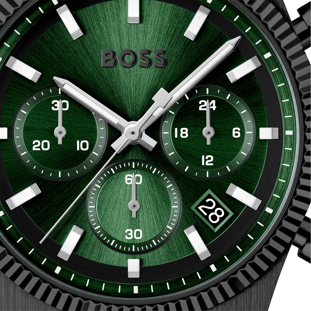 Nahaufnahme des grünen Zifferblatts einer Herrenuhr von Boss aus Edelstahl mit drei Chronographenaugen und Datumsanzeige.
