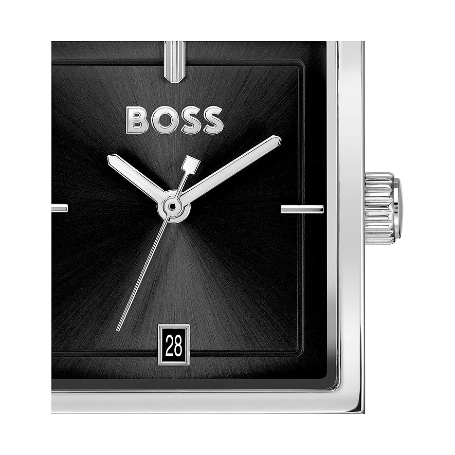 Nahaufnahme der Boss Herrenuhr, die das BOSS Logo, Datumsanzeige 28 und Zeiger auf einem schwarzen Zifferblatt