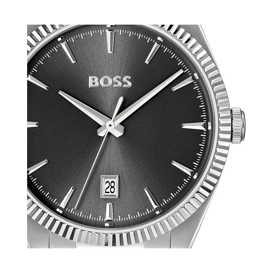 Detailaufnahme einer silbernen Boss Herrenuhr aus Edelstahl mit dunklem Zifferblatt, silbernen Zeigern und Datumsanzeige.