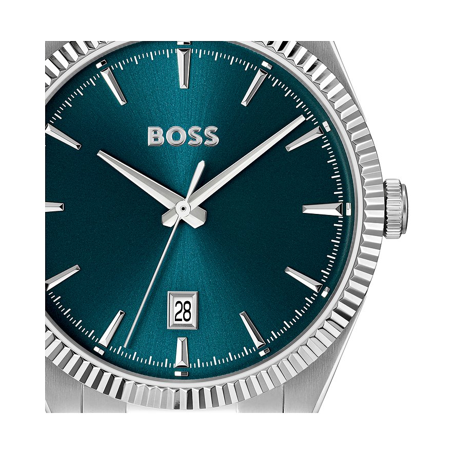 Nahaufnahme einer Boss Herrenuhr aus blauem Edelstahl mit gerillter Lünette und Datum bei 6 Uhr.