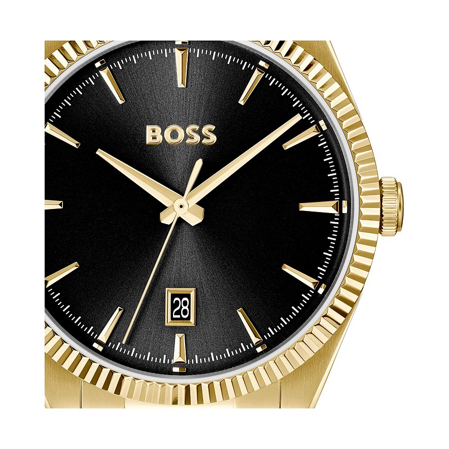Close-up: Boss herenhorloge van goudkleurig edelstaal met zwarte wijzerplaat en datumaanduiding.