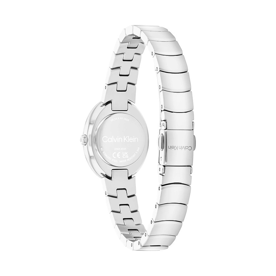 Rückansicht der silberfarbenen Calvin Klein Damenuhr aus Edelstahl mit sichtbarem Logo auf Lünette und Schließe.