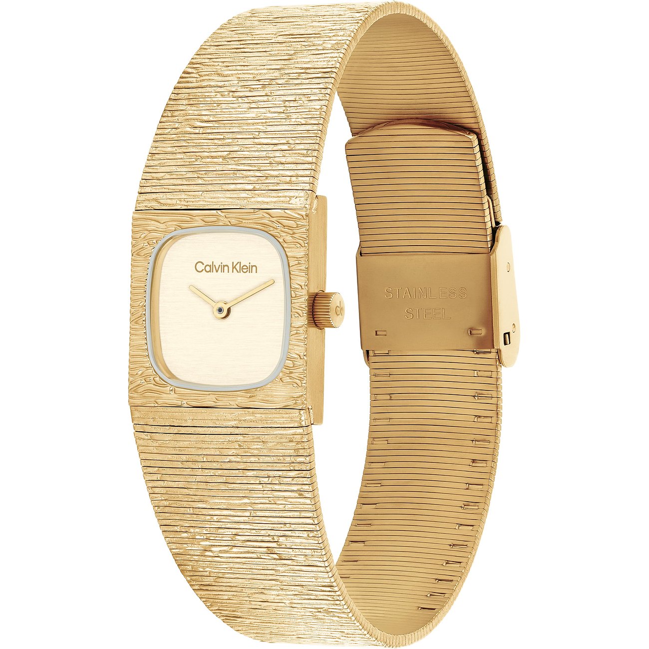 Nahaufnahme einer Calvin Klein Damenuhr aus goldfarbenem Edelstahl mit strukturiertem Bandverschluss und schlichtem Zifferblatt.
