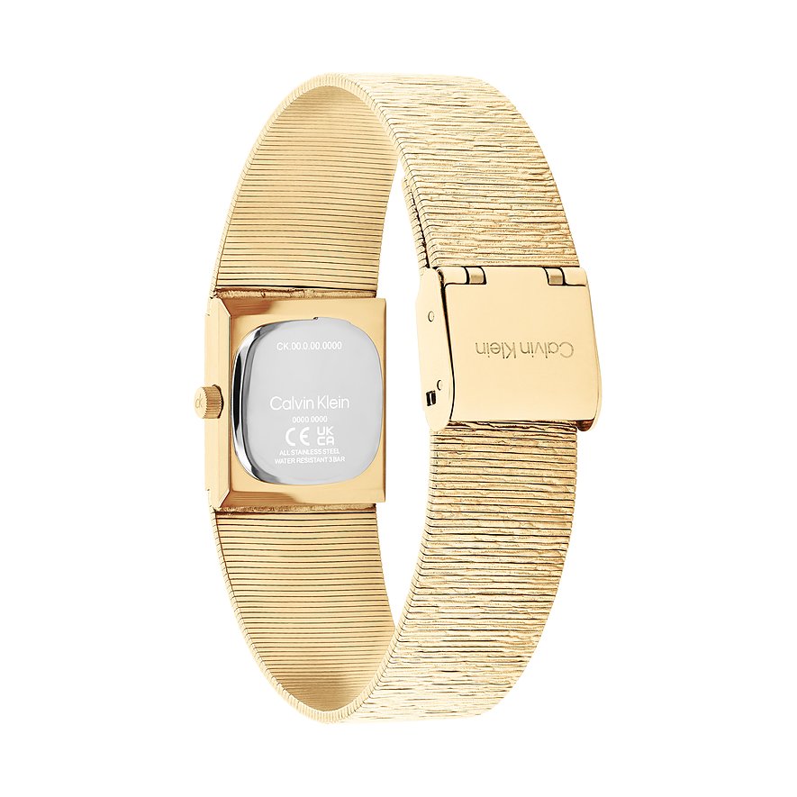 Rückansicht einer Calvin Klein Damenuhr aus goldfarbenem Edelstahl mit Milanaise-Armband und graviertem Gehäuseboden.