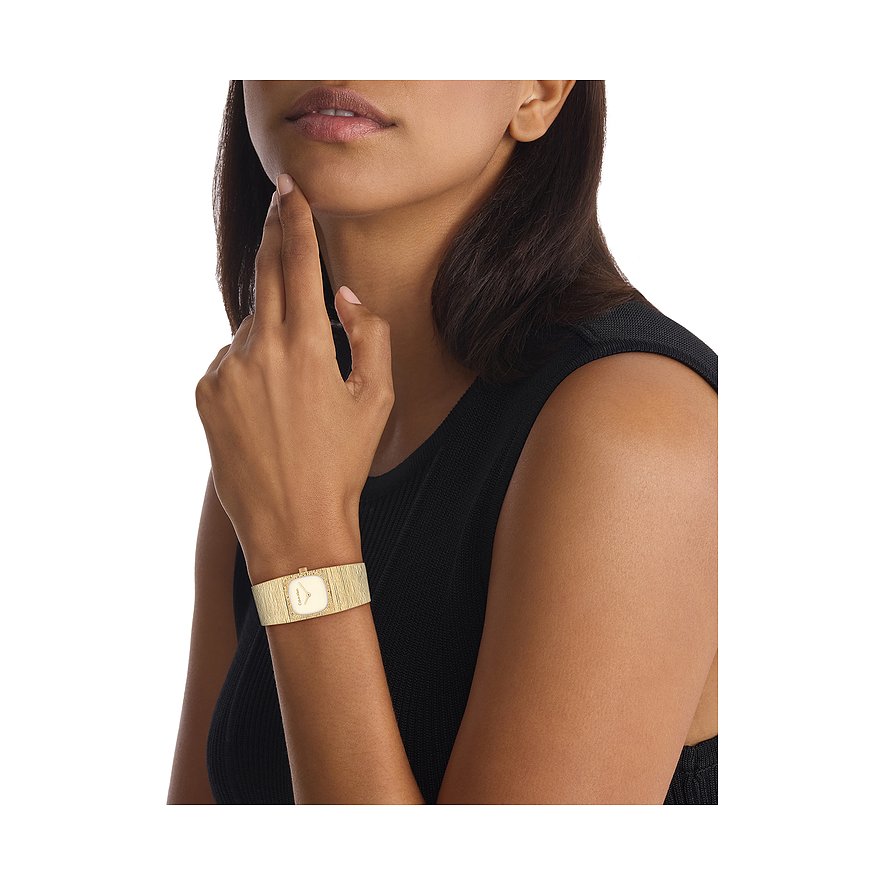Nahaufnahme einer Calvin Klein Damenuhr aus goldfarbenem Edelstahl am Handgelenk eines Models.