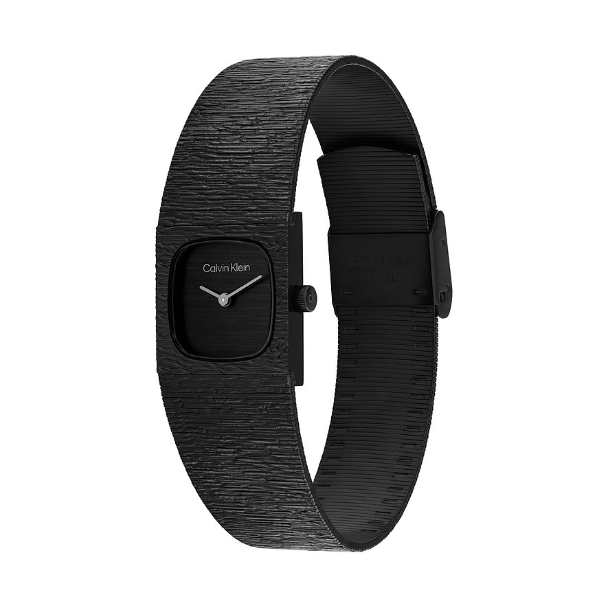 Eine schwarze Calvin Klein Damenuhr aus Edelstahl mit einem gehämmerten, strukturierten Band und schwarzem Zifferblatt.