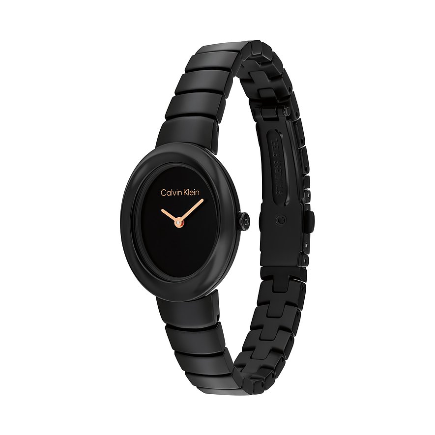 Nahaufnahme einer schwarzen Calvin Klein Damenuhr aus Edelstahl mit ovalem Zifferblatt und roségoldenen Zeigern.