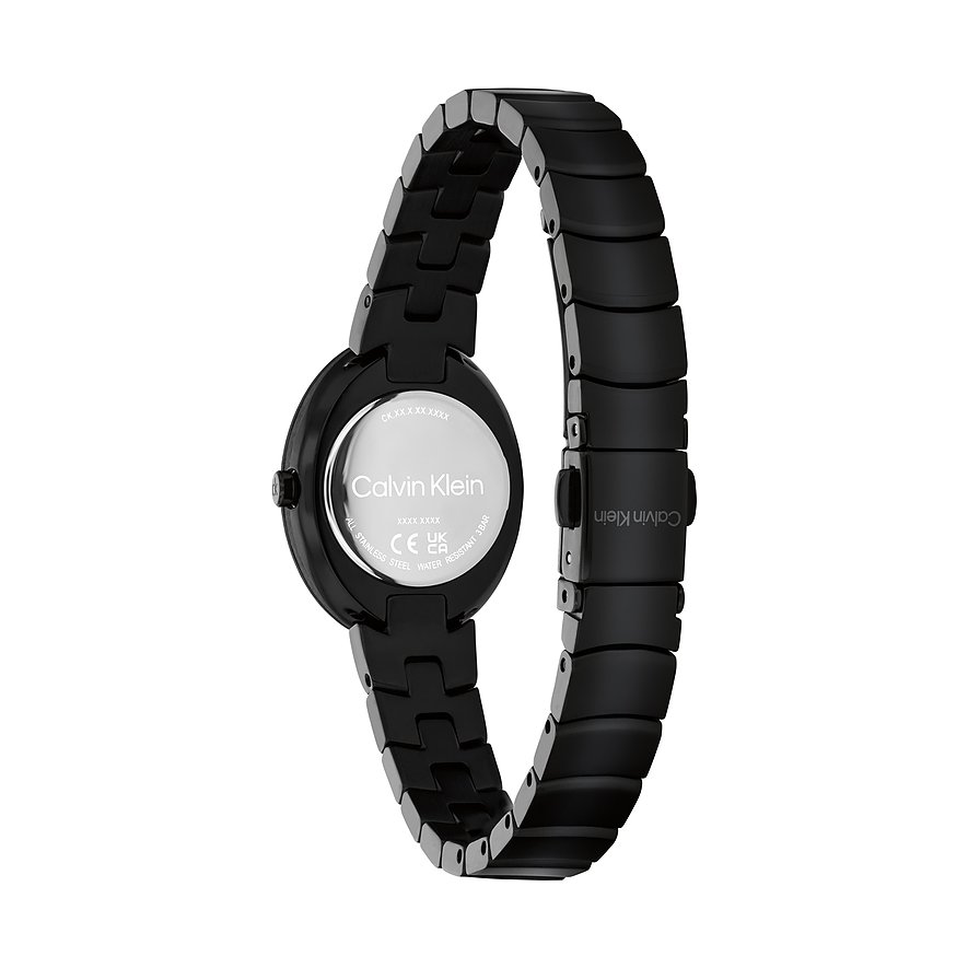 Rückansicht einer schwarzen Calvin Klein Damenuhr aus robustem Edelstahl. Details wie das Markenlogo sind gut lesbar.