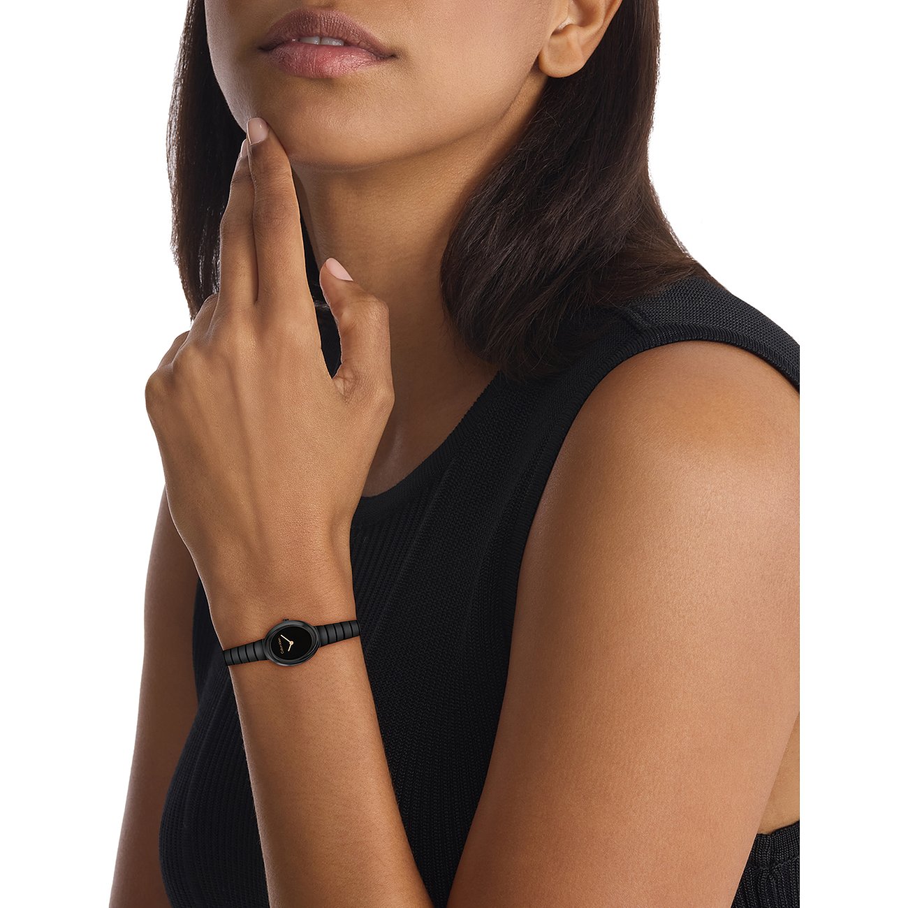 Nahaufnahme einer Calvin Klein Damenuhr aus schwarzem Edelstahl am Handgelenk eines Models. Das Zifferblatt ist schwarz.