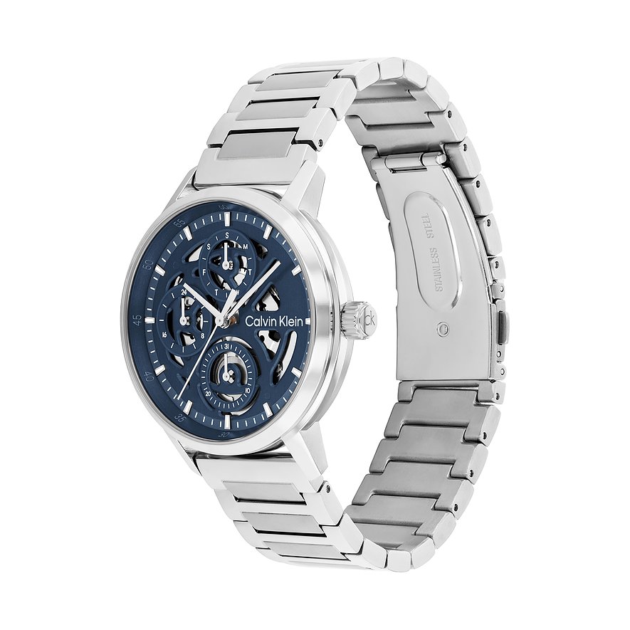 Calvin Klein Herrenuhr aus Edelstahl mit blauem Zifferblatt und silbernem Gliederarmband, schräg von vorne.