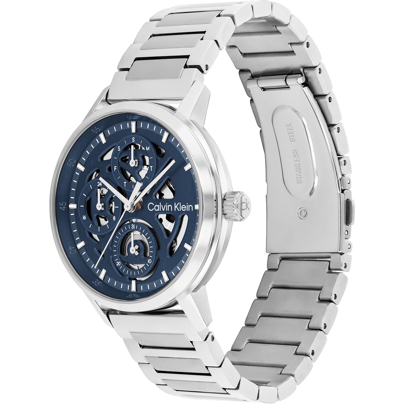 Calvin Klein Herrenuhr aus Edelstahl mit blauem Zifferblatt und silbernem Gliederarmband, schräg von vorne.