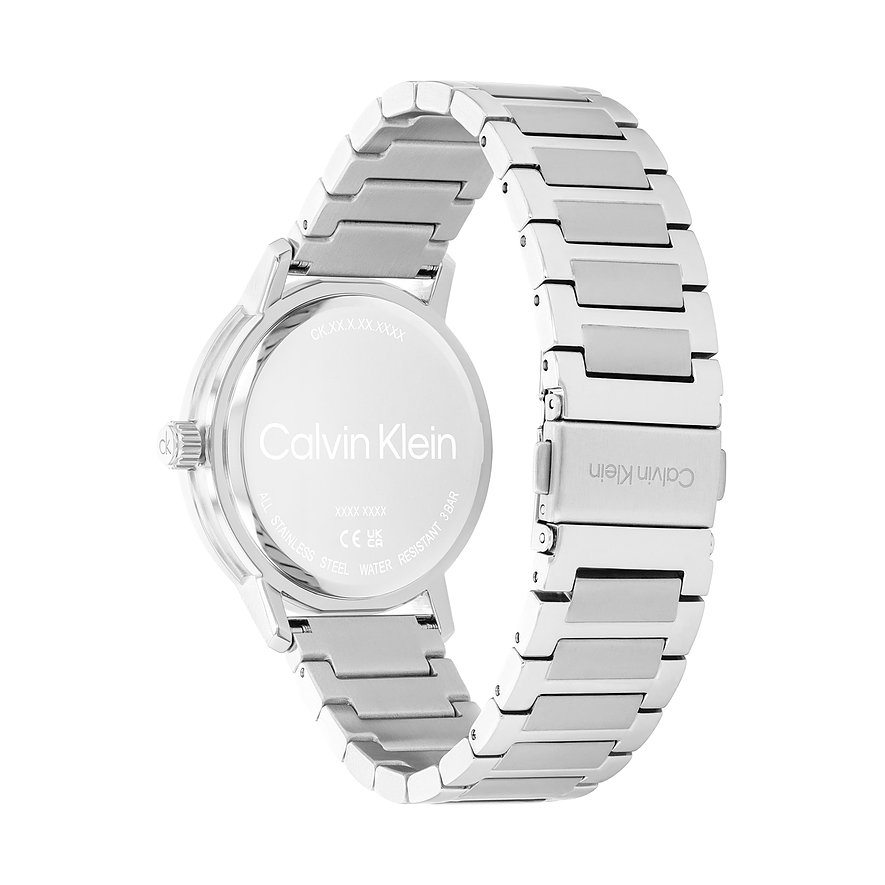 Rückansicht einer Calvin Klein Herrenuhr aus Edelstahl mit eingraviertem Markenlogo auf dem Gehäuseboden und der Schließe.