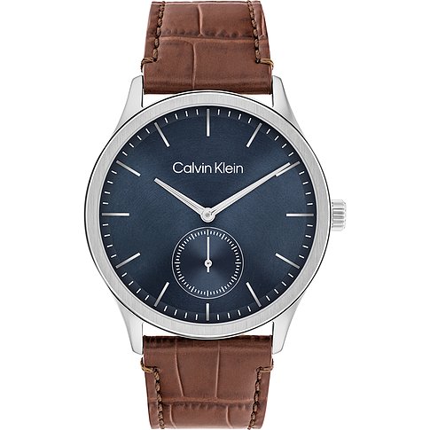 Een Calvin Klein herenhorloge met blauwe roestvrijstalen kast en bruine leren band, op een witte achtergrond.