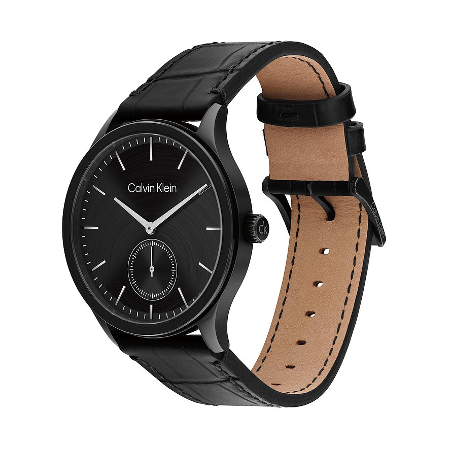 Calvin Klein Herrenuhr aus schwarzem Edelstahl mit schwarzem Zifferblatt und schwarzem Lederarmband, schräg von oben.