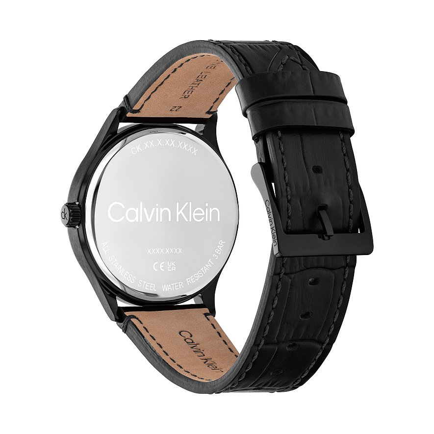 Die Rückseite einer Calvin Klein Herrenuhr aus Edelstahl mit schwarzem Lederarmband und