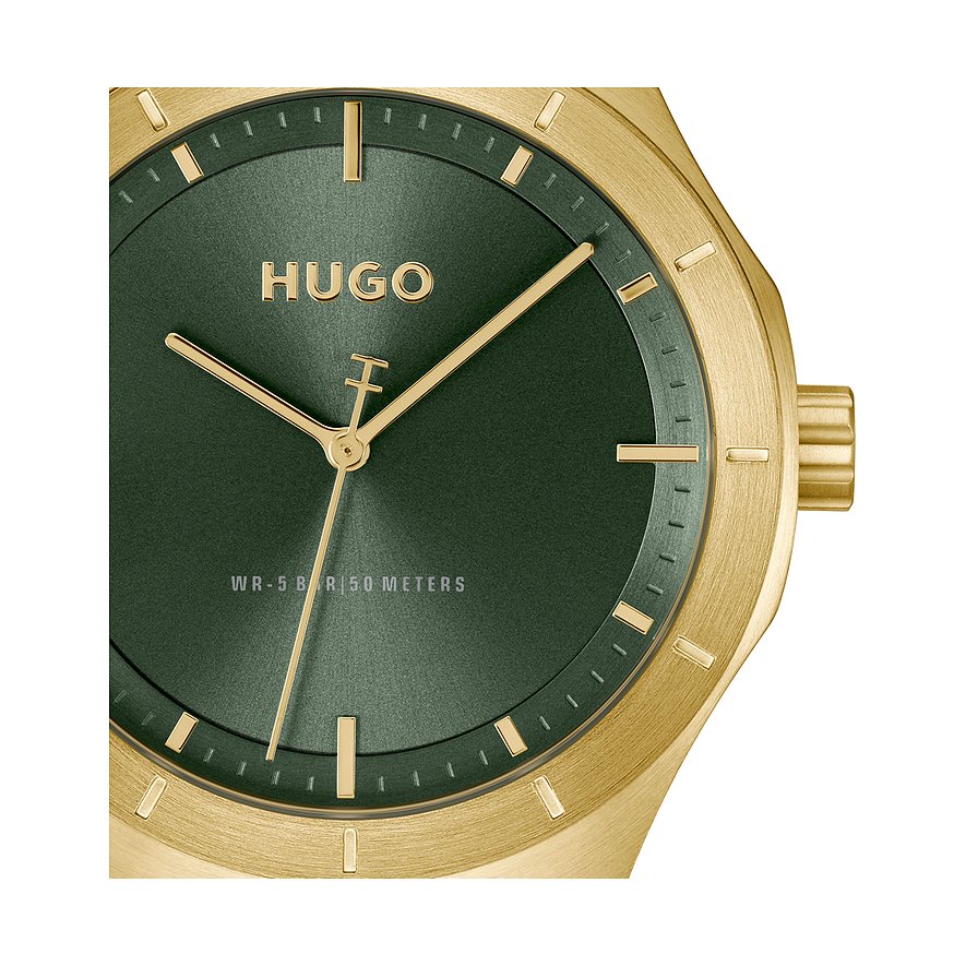Nahaufnahme einer Hugo Herrenuhr aus goldfarbenem Edelstahl mit dunkelgr r u ne r , geb r u s t e t e r Zifferblatt.