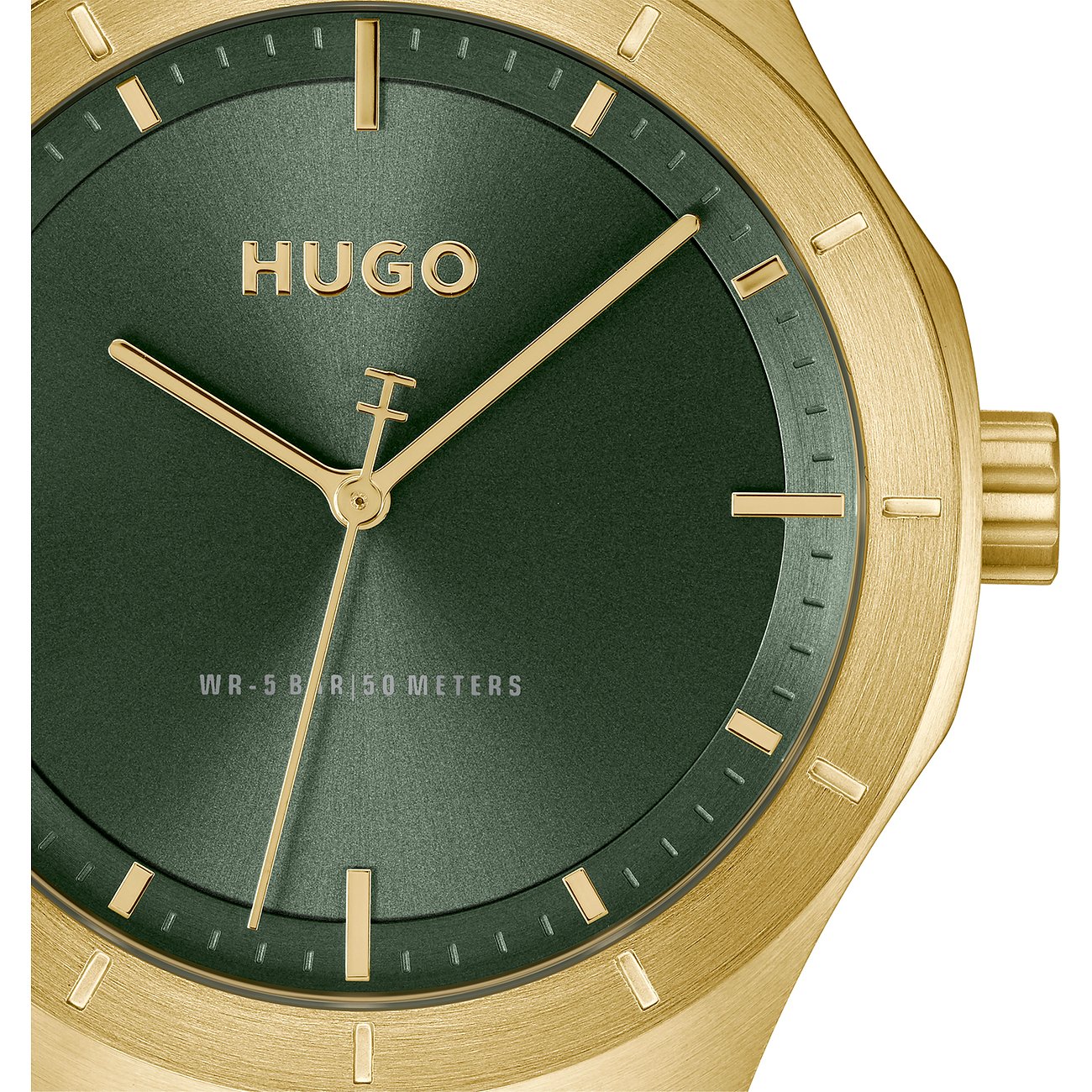 Nahaufnahme einer Hugo Herrenuhr aus goldfarbenem Edelstahl mit dunkelgr r u ne r , geb r u s t e t e r Zifferblatt.
