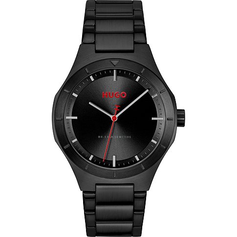 Hugo Herrenuhr aus schwarzem Edelstahl von oben. Das Zifferblatt zeigt rote Sekundenzeiger und das Hugo-Logo.