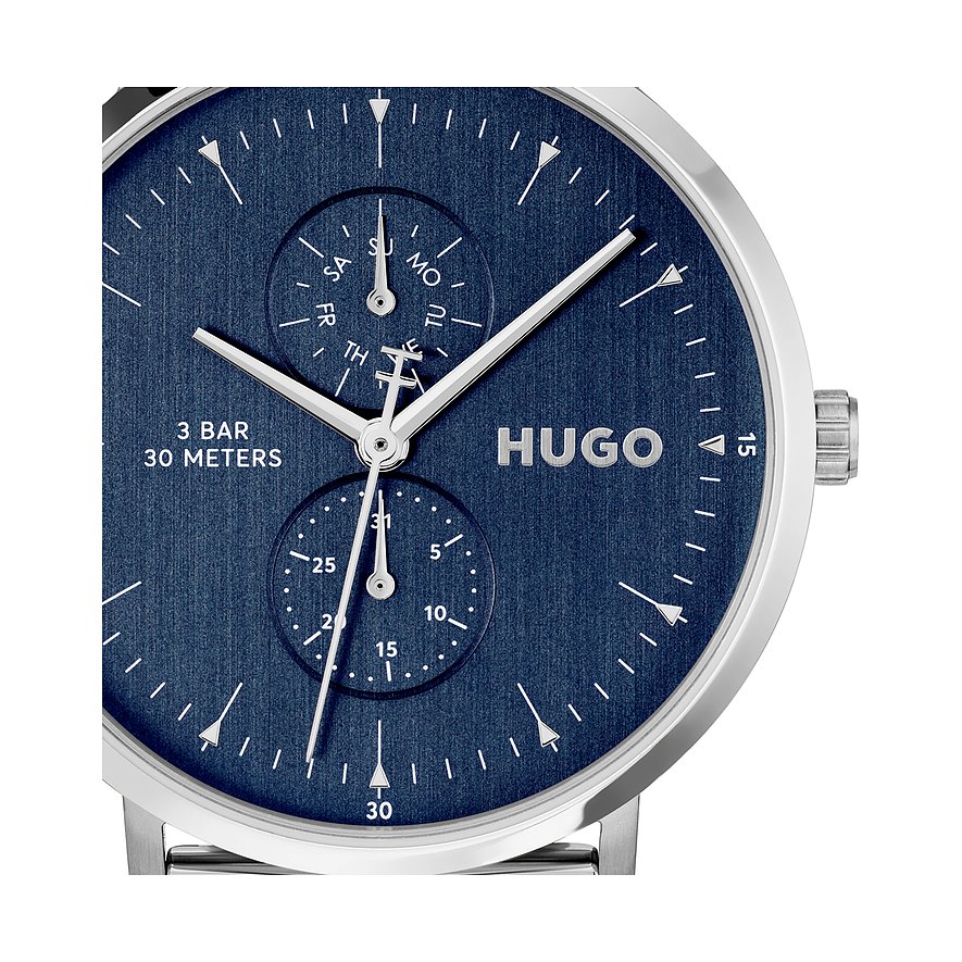 Close-up van Hugo herenhorloge van roestvrij staal met marineblauwe wijzerplaat, chronografen en zilveren wijzers.