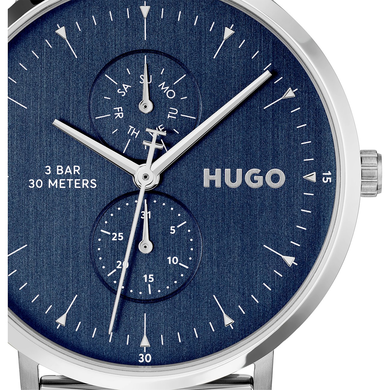 Close-up van Hugo herenhorloge van roestvrij staal met marineblauwe wijzerplaat, chronografen en zilveren wijzers.