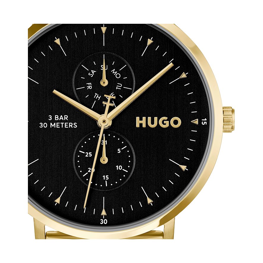 Nahaufnahme der Hugo Herrenuhr aus goldfarbenem Edelstahl mit schwarzem Zifferblatt und goldenen Zeigern.