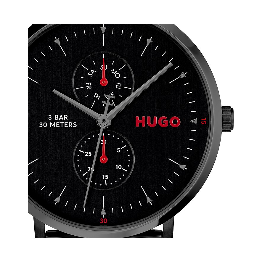 Close-up van het Hugo herenhorloge van roestvrij staal met een zwarte wijzerplaat en rode accenten.