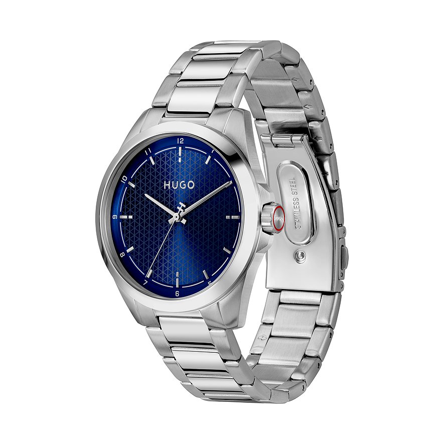 Hugo herenhorloge van roestvrij staal met marineblauw wijzerplaat en zilverkleurige indexen, schuin van voren gefotografeerd.