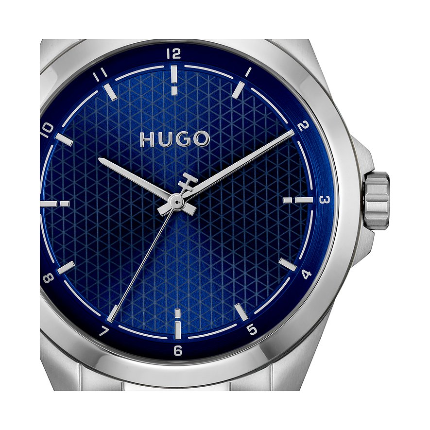 Close-up van het Hugo herenhorloge van roestvrij staal met lichtgevend blauw wijzerplaat en fijn geometrisch patroon.