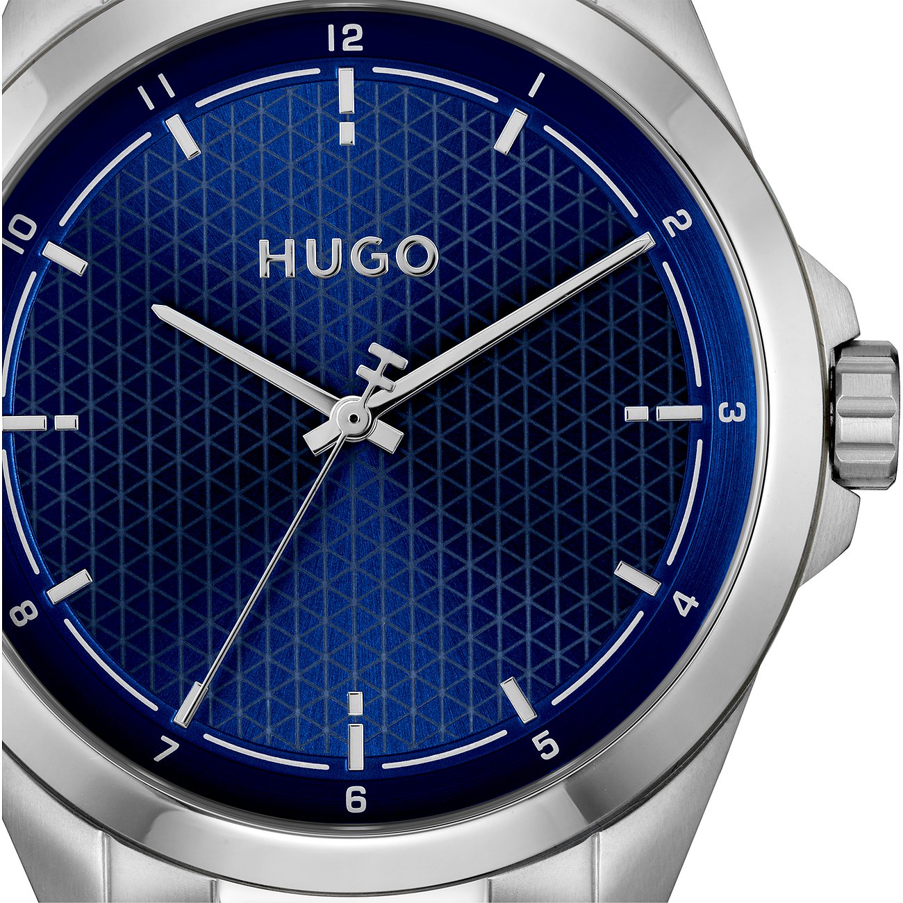 Close-up van het Hugo herenhorloge van roestvrij staal met lichtgevend blauw wijzerplaat en fijn geometrisch patroon.