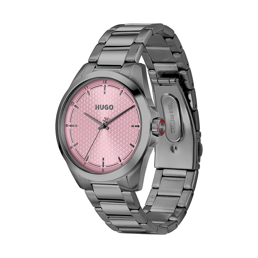 Hugo herenhorloge, roestvrij staal, roze wijzerplaat met geometrisch patroon, schuin van bovenaf gefotografeerd.