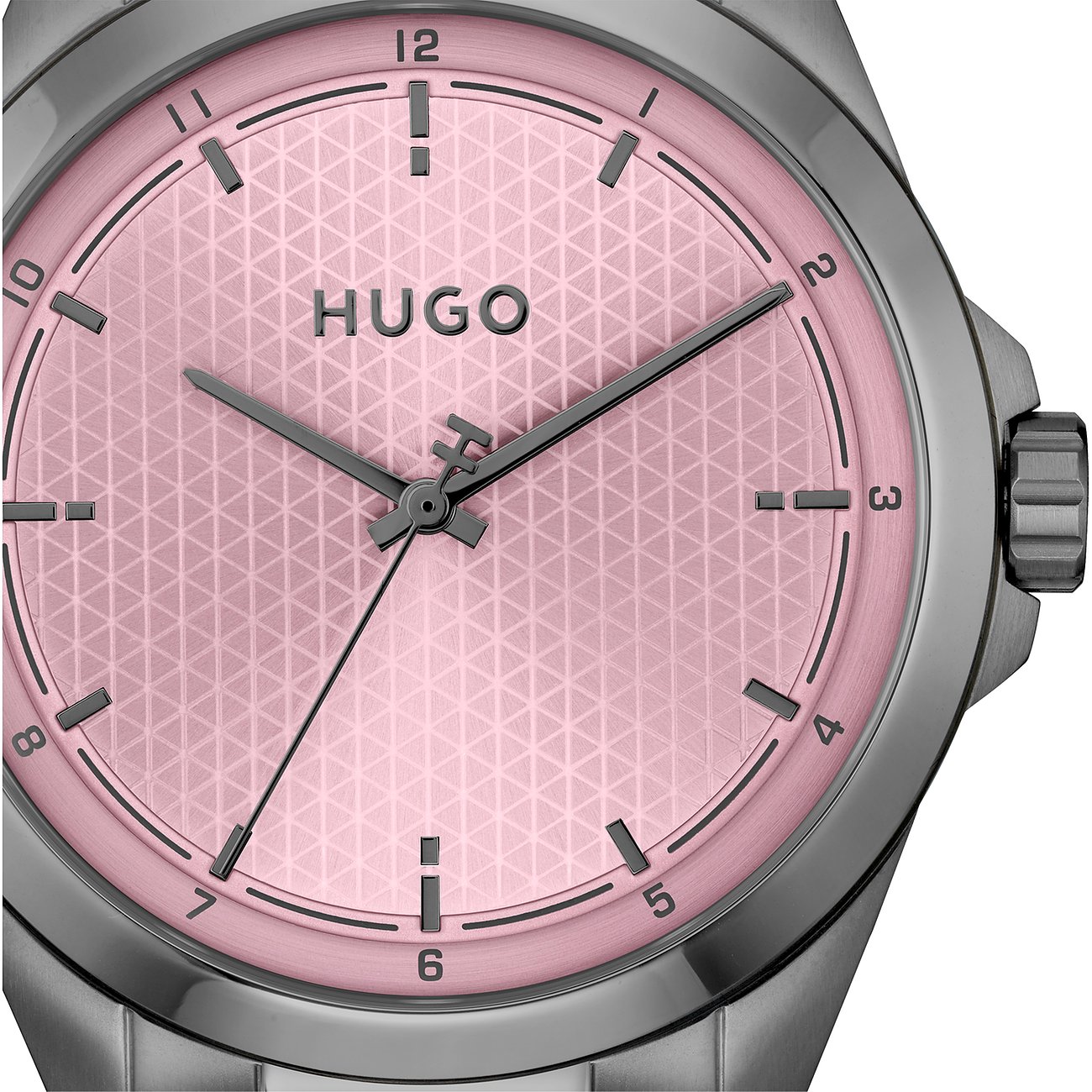 Close-up van een Hugo herenhorloge van roestvrij staal met een roze wijzerplaat en fijn geometrisch patroon.