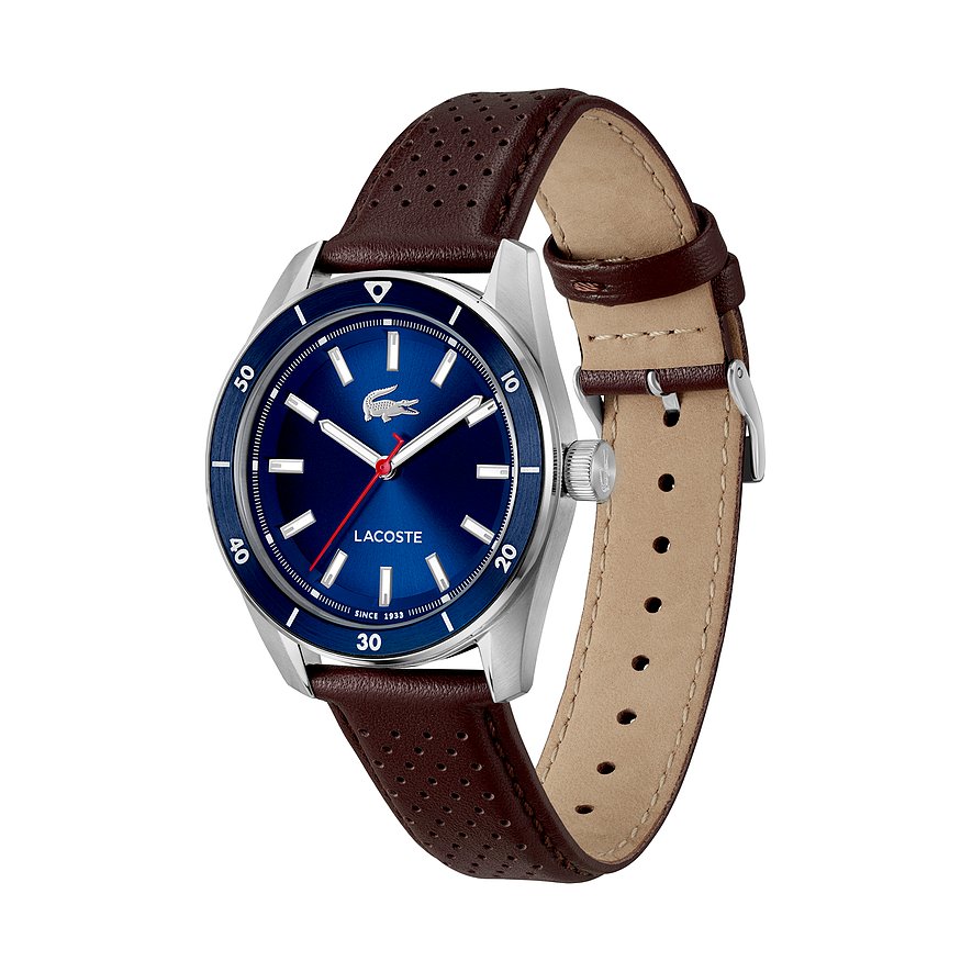 Lacoste Herrenuhr aus Edelstahl mit braunem, perforiertem Lederarmband und dunkelblauem Zifferblatt, schräg von oben.
