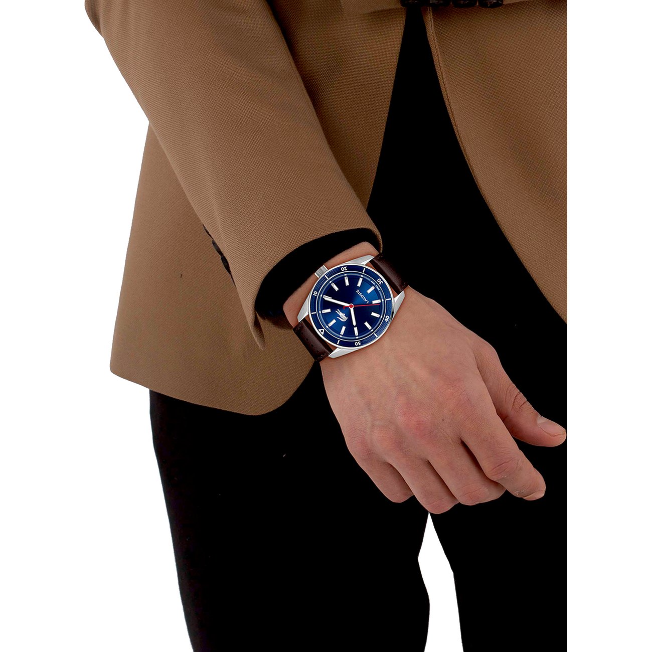 Eine Lacoste Herrenuhr aus Edelstahl mit blauem Zifferblatt und braunem Armband wird am Handgelenk getragen.