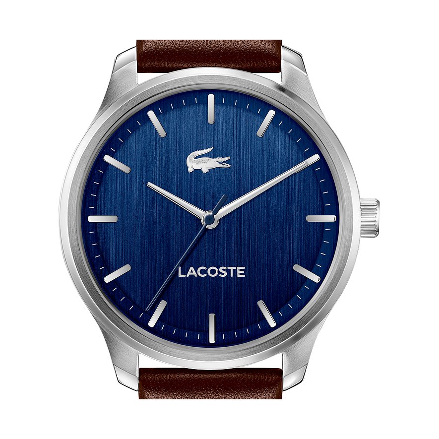 Nahaufnahme einer runden Lacoste Herrenuhr aus silberfarbenem Edelstahl mit dunkelblauem Zifferblatt und braunem Lederarmband