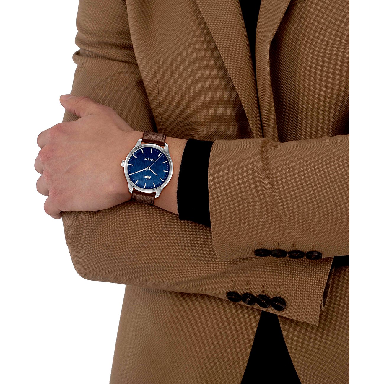 Am Handgelenk eines Mannes wird die Lacoste Herrenuhr aus Edelstahl mit braunem Armband und blauem Zifferblatt gezeigt.