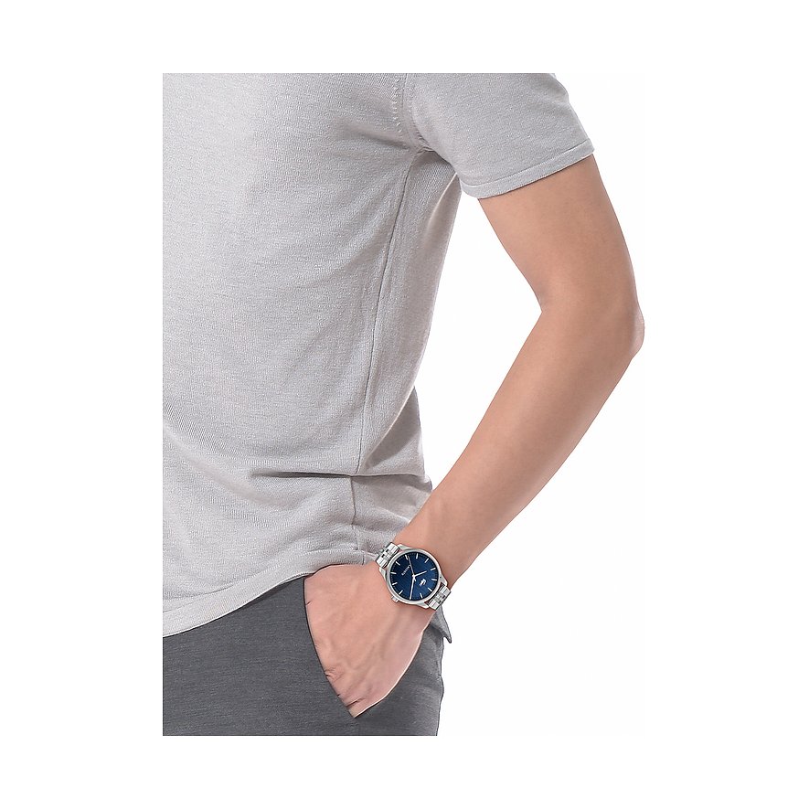 Lacoste herenhorloge van edelstaal met blauwe wijzerplaat en zilverkleurige band, gedragen om een mannenpols.