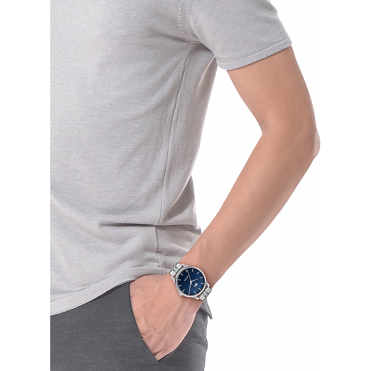 Lacoste herenhorloge van edelstaal met blauwe wijzerplaat en zilverkleurige band, gedragen om een mannenpols.