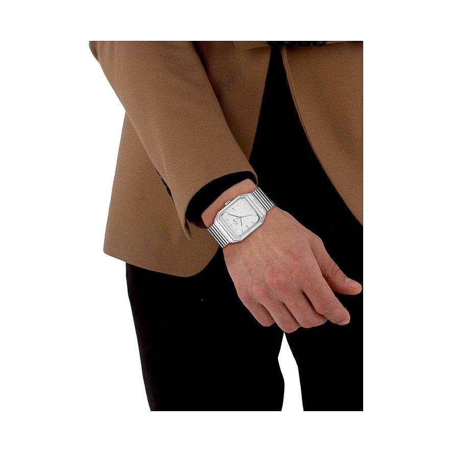 Am Handgelenk eines Mannes getragene Lacoste Herrenuhr aus Edelstahl mit eckigem silbernem Zifferblatt.
