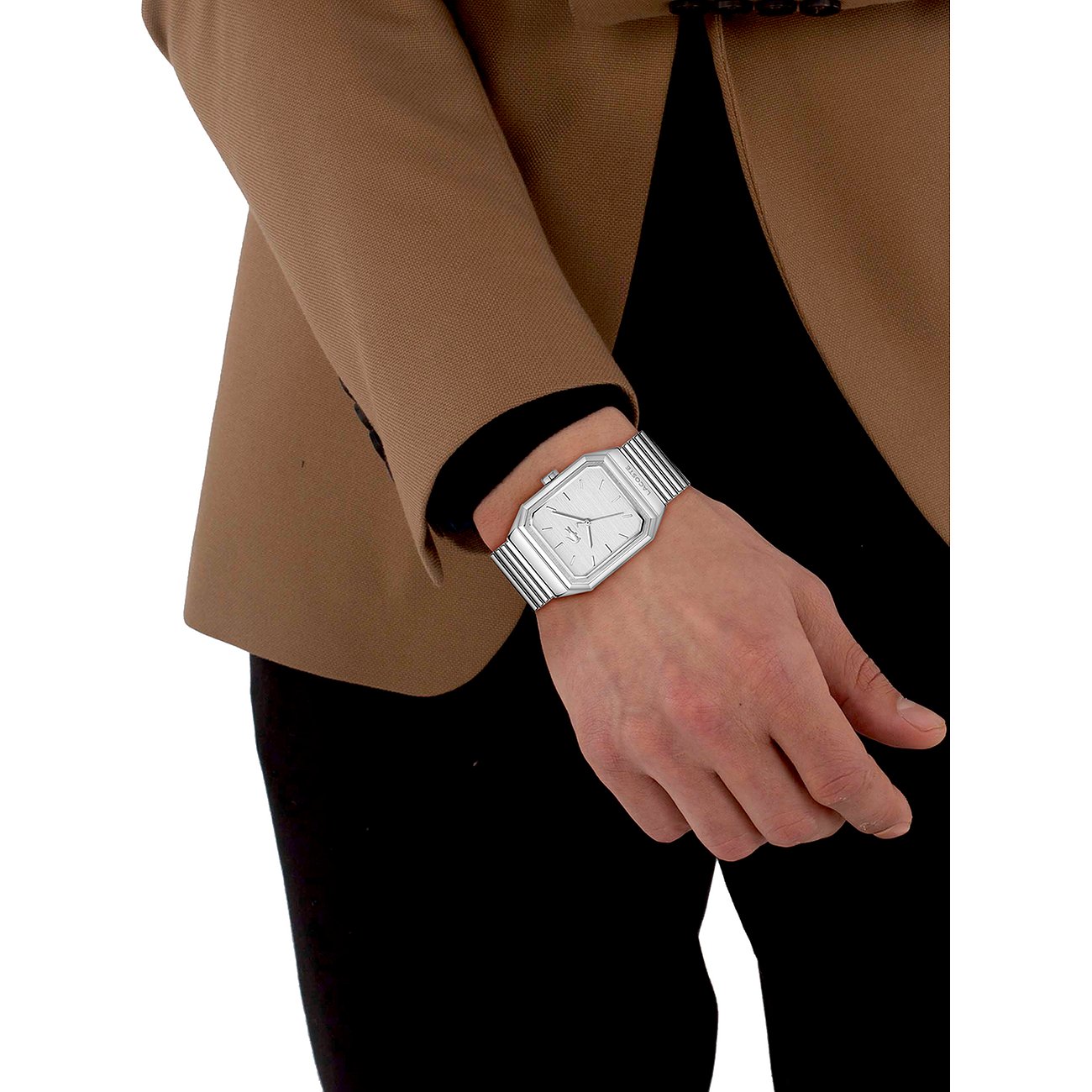 Am Handgelenk eines Mannes getragene Lacoste Herrenuhr aus Edelstahl mit eckigem silbernem Zifferblatt.