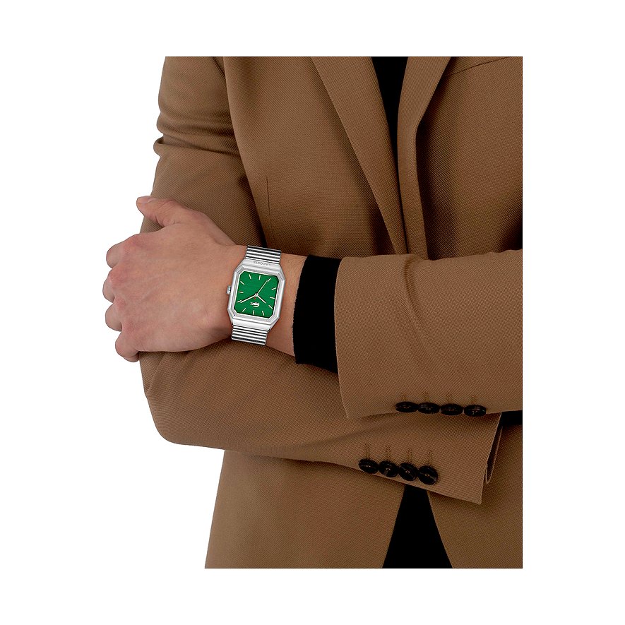 Am Handgelenk eines Mannes die Lacoste Herrenuhr aus Edelstahl mit eckigem, grünem Zifferblatt.
