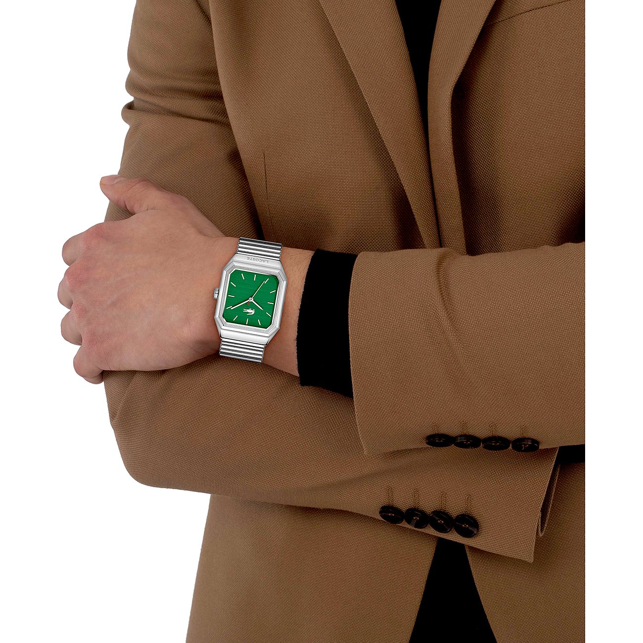 Am Handgelenk eines Mannes die Lacoste Herrenuhr aus Edelstahl mit eckigem, grünem Zifferblatt.