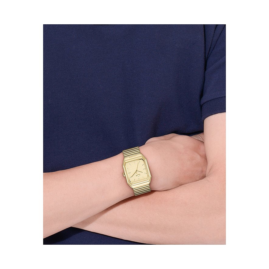 Nahaufnahme einer goldenen Lacoste Herrenuhr aus Edelstahl an einem Handgelenk, die Uhr zeigt 10:10 Uhr.