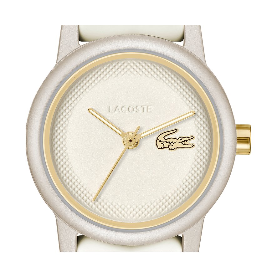 Nahaufnahme einer Lacoste Damenuhr aus Aluminium mit hellem Zifferblatt, goldenen Zeigern und Markenlogo.