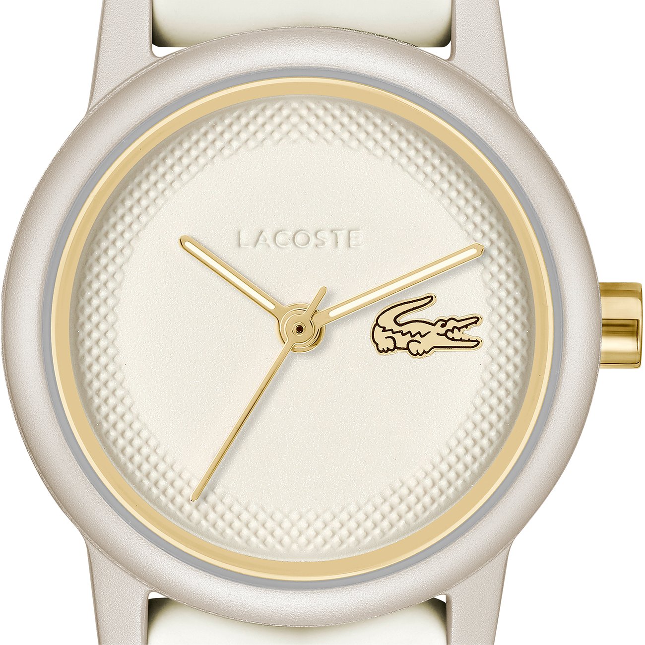Nahaufnahme einer Lacoste Damenuhr aus Aluminium mit hellem Zifferblatt, goldenen Zeigern und Markenlogo.