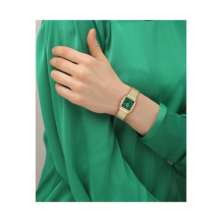 Am Handgelenk einer Frau ist eine goldfarbene Damenuhr von Lacoste aus Edelstahl mit einem grünen Zifferblatt zu sehen.
