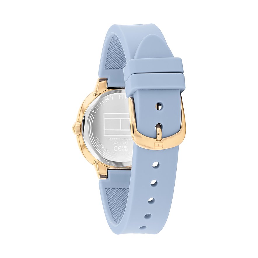 Rückansicht einer Tommy Hilfiger Damenuhr aus goldfarbenem Edelstahl mit hellblauem Armband und Dornschließe.