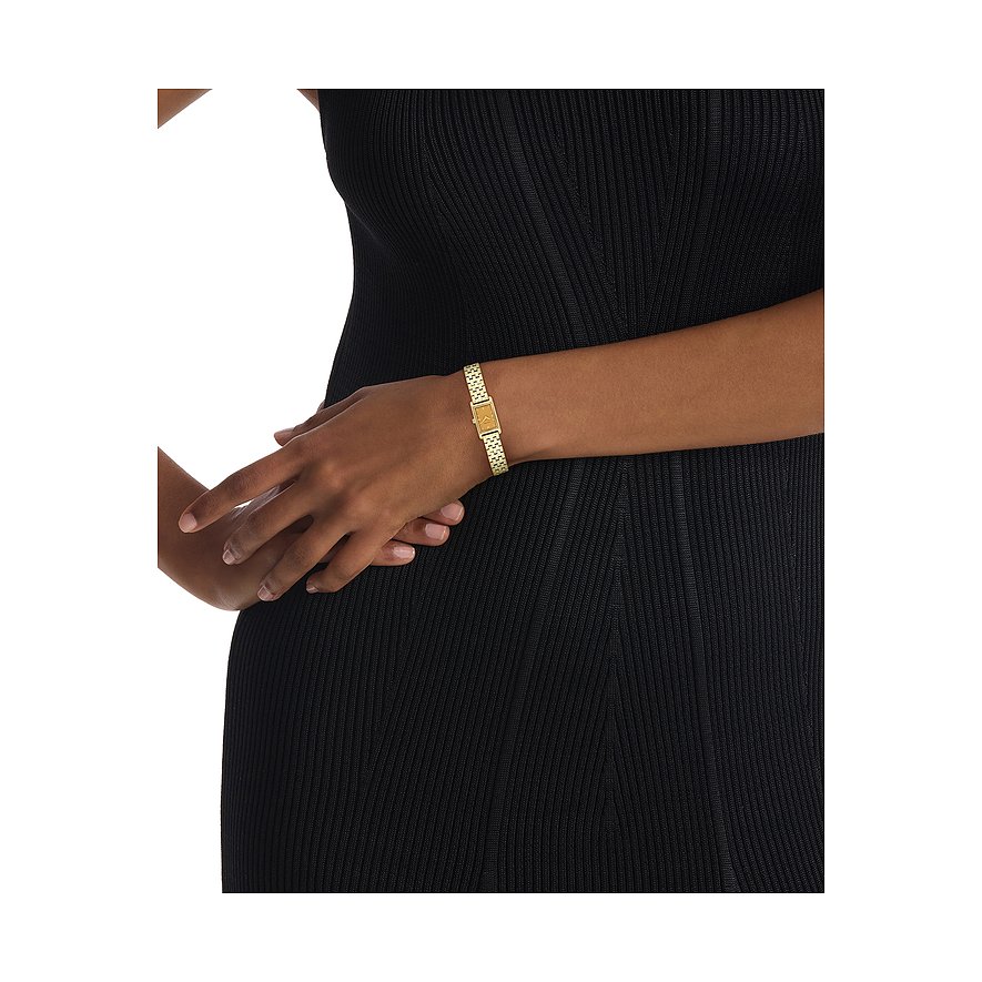 Am Handgelenk einer Frau getragen: goldene Calvin Klein Damenuhr aus Edelstahl mit rechteckigem Zifferblatt.