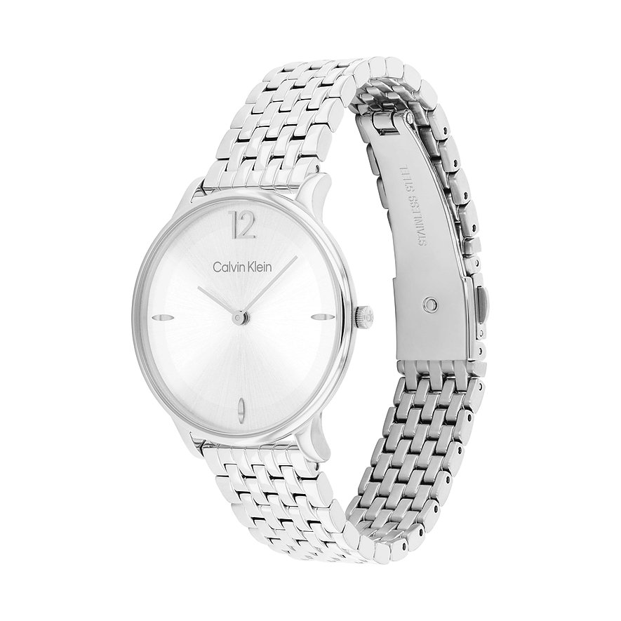 Nahaufnahme einer Calvin Klein Damenuhr aus poliertem Edelstahl mit silbernem Zifferblatt und Ziffer 12.